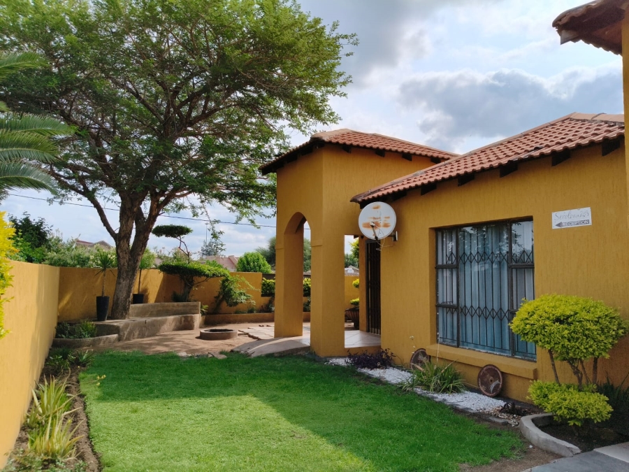 8 Bedroom Property for Sale in Monakato North West